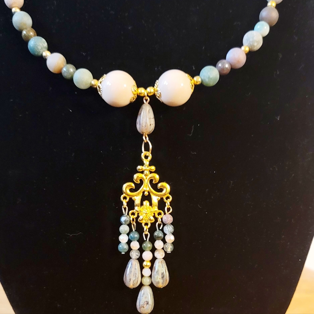 Elegant Crafted Goldtone Beaded Necklace with Vibrant Indian Agate and Jasper - Picture 5 of 7